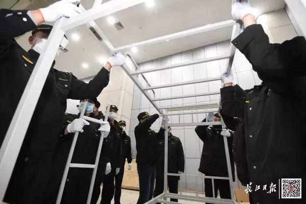 武汉连夜开建方舱医院,解放军曾用于汶川