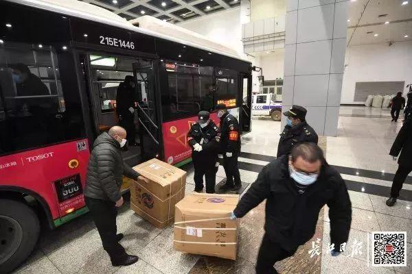 武汉连夜开建方舱医院,解放军曾用于汶川