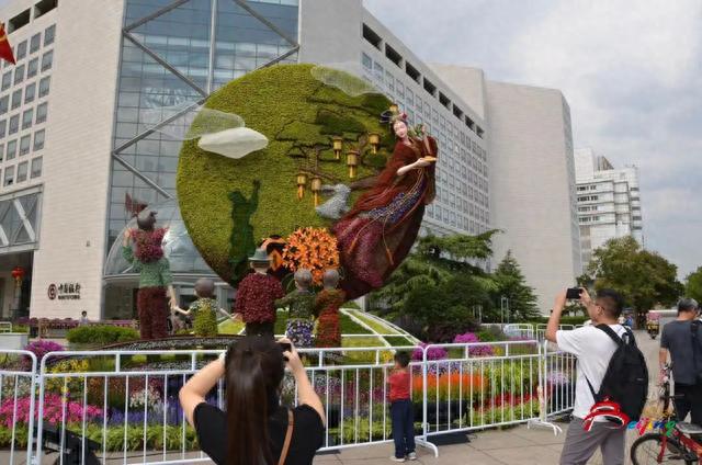 今日实拍!“祝福祖国”巨型花篮亮相天安门广场,国庆花坛实景抢先看!