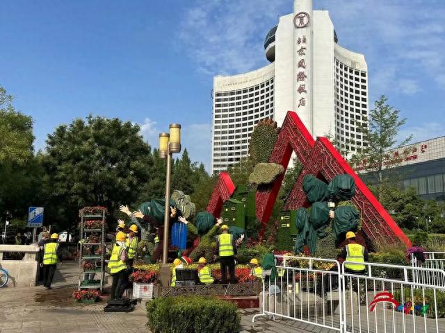 今日实拍!“祝福祖国”巨型花篮亮相天安门广场,国庆花坛实景抢先看!