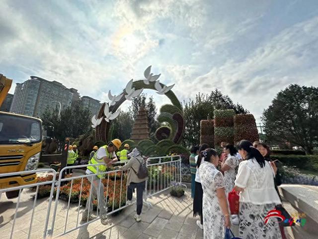 今日实拍!“祝福祖国”巨型花篮亮相天安门广场,国庆花坛实景抢先看!