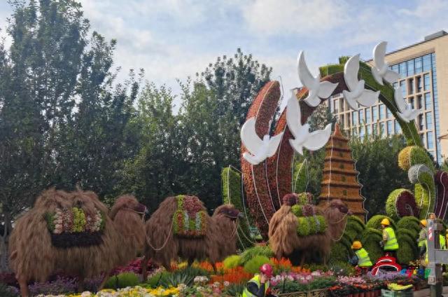 今日实拍!“祝福祖国”巨型花篮亮相天安门广场,国庆花坛实景抢先看!