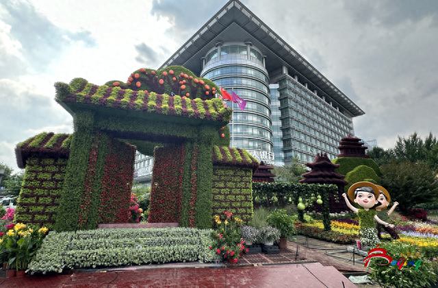 今日实拍!“祝福祖国”巨型花篮亮相天安门广场,国庆花坛实景抢先看!