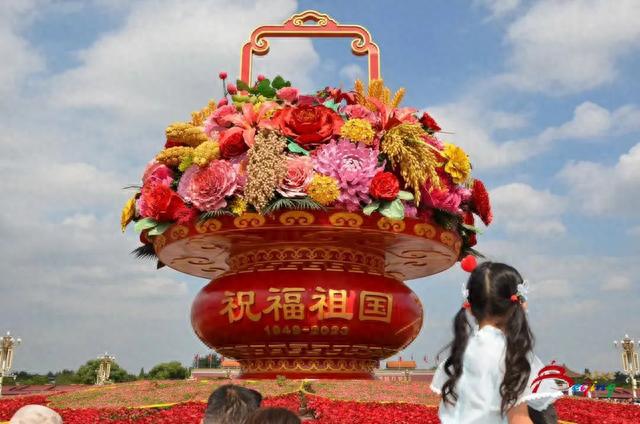今日实拍!“祝福祖国”巨型花篮亮相天安门广场,国庆花坛实景抢先看!