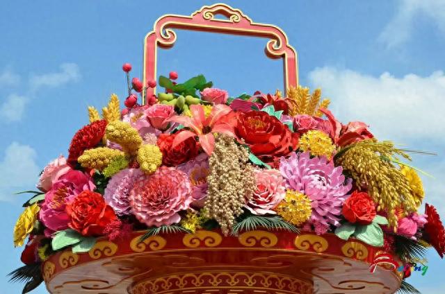 今日实拍!“祝福祖国”巨型花篮亮相天安门广场,国庆花坛实景抢先看!