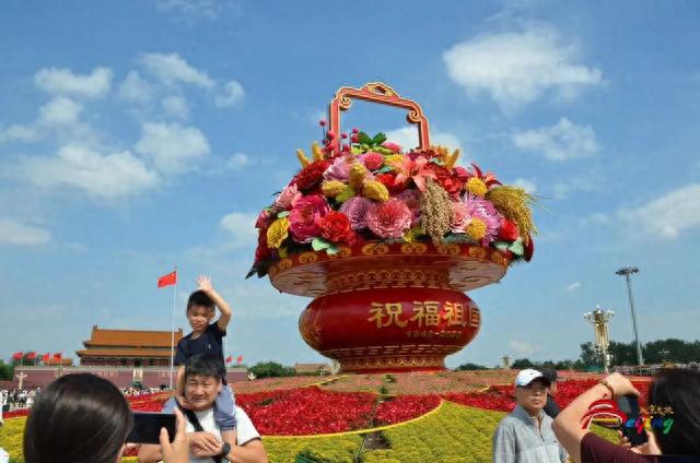 今日实拍!“祝福祖国”巨型花篮亮相天安门广场,国庆花坛实景抢先看!
