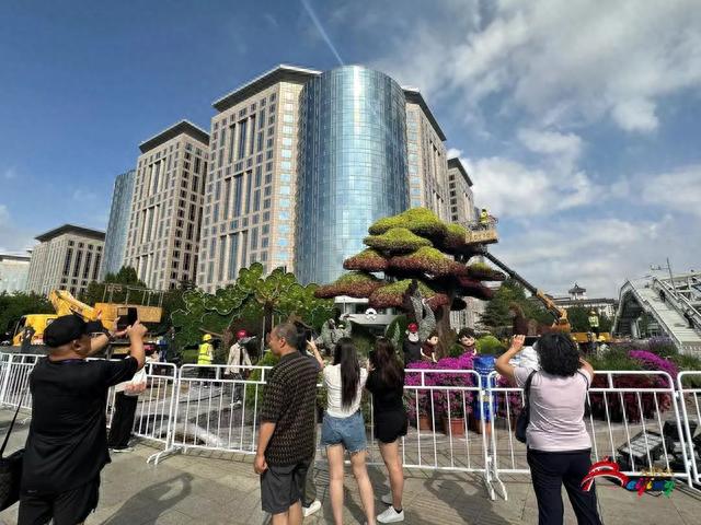 今日实拍!“祝福祖国”巨型花篮亮相天安门广场,国庆花坛实景抢先看!