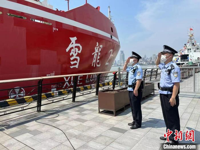 边检部门高效顺畅办结科考队员及船员的出境边防检查手续。上海边检总站供图 边检部门高效顺畅办结科考队员及船员的出境边防检查手续。上海边检总站供图