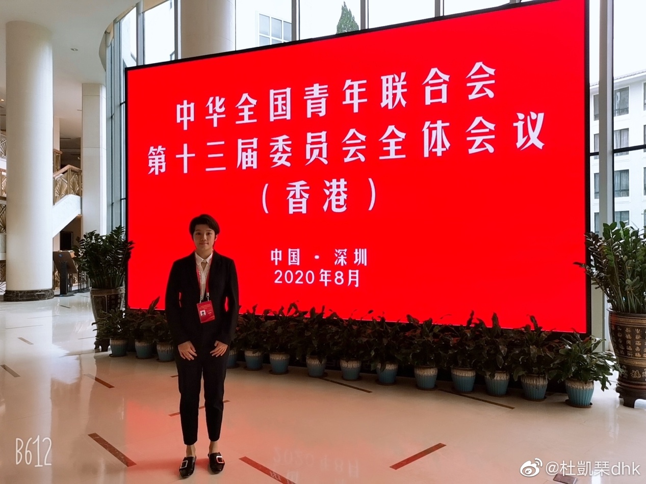 图片包含 建筑, 桌子, 前, 站描述已自动生成