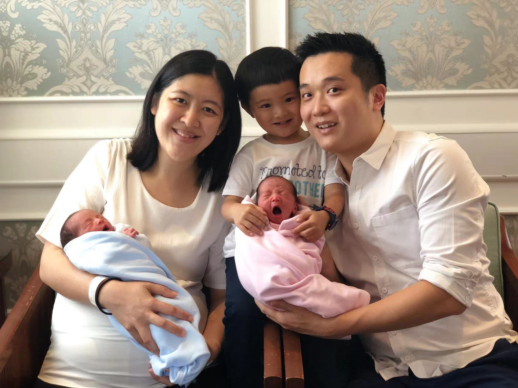 图片包含 人, 室内, 对着, 窗户描述已自动生成