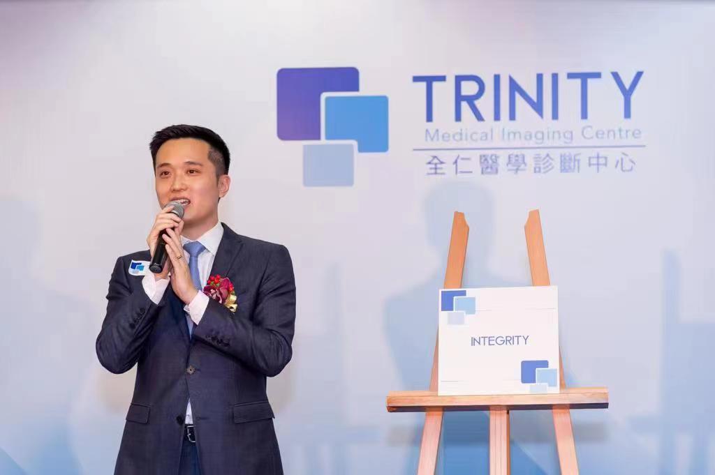 穿着西装笔挺的男子拿着手机自拍描述已自动生成