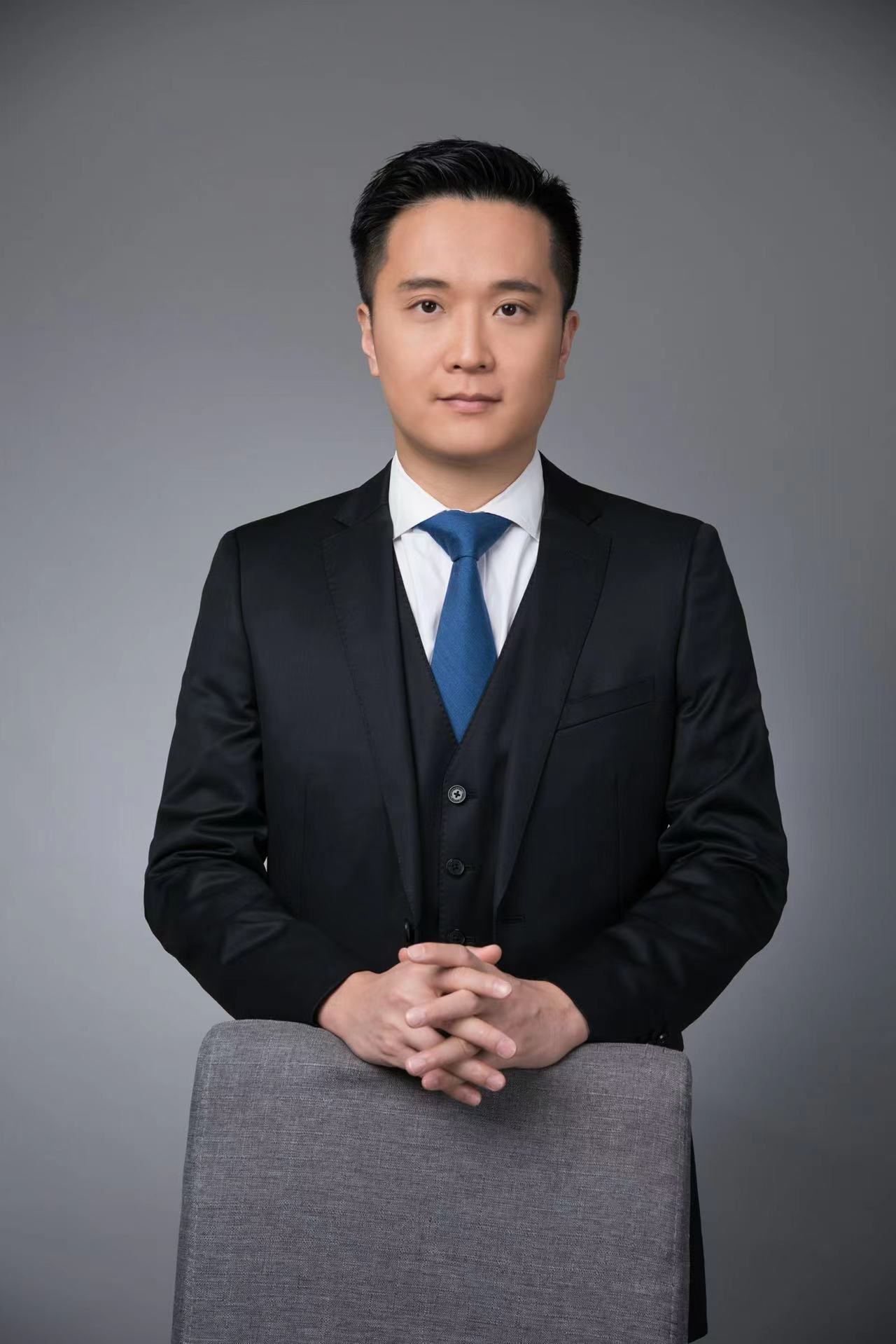 穿着西装笔挺的男子描述已自动生成