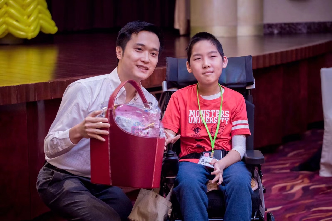 图片包含 人, 室内, 桌子, 小孩描述已自动生成