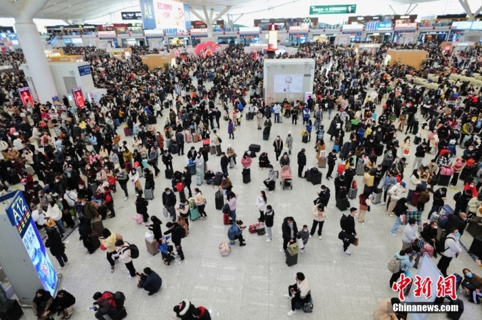 1月17日,旅客在深圳北站候车大厅有序候车。自1月7日春运开始以来,广铁深圳站、深圳北站等站点旅客发送量呈持续增长态势。 中新社记者 陈文 摄 1月17日,旅客在深圳北站候车大厅有序候车。自1月7日春运开始以来,广铁深圳站、深圳北站等站点旅客发送量呈持续增长态势。 中新社记者 陈文 摄