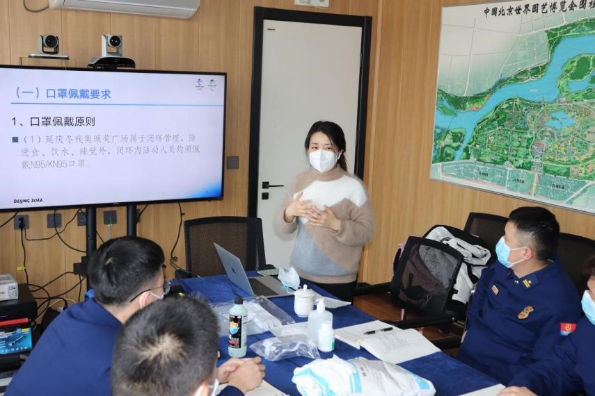 (刘丹丹给消防人员培训)