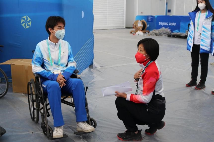 (康永红给志愿者做残疾人服务礼仪技能培训)