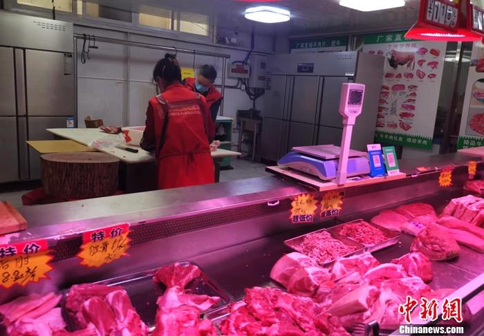 北京丰台区某菜市场猪肉区。 中新财经记者 谢艺观 摄 北京丰台区某菜市场猪肉区。 中新财经记者 谢艺观 摄