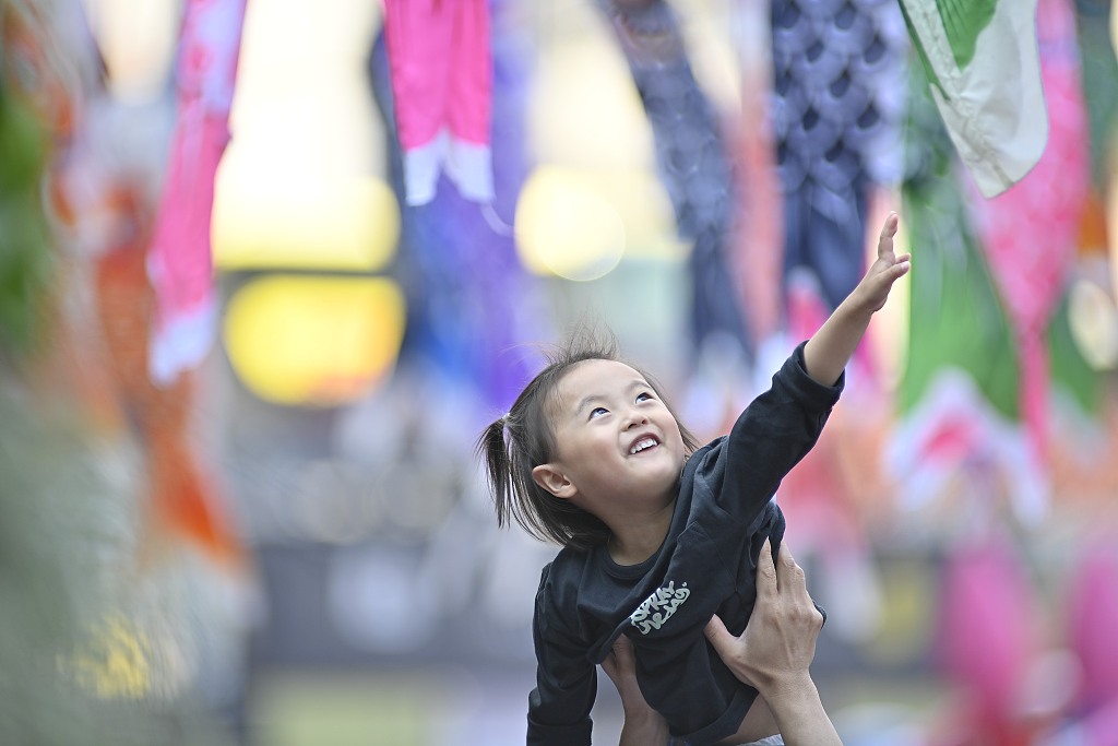当地时间2022年5月5日，日本东京，民众在黄金周期间庆祝儿童节。 视觉中国 图