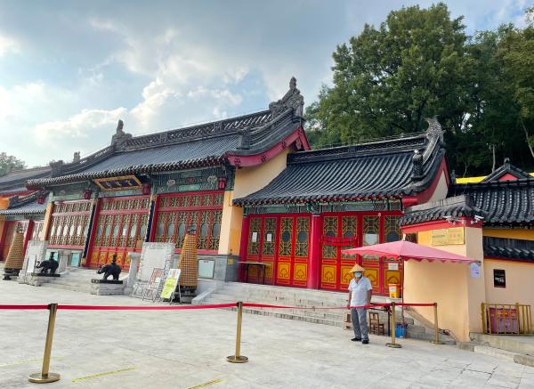 7月22日下午,玄奘寺正殿门口围起了隔离带,有专人看管。本文图均为澎湃新闻记者 王奕澄摄