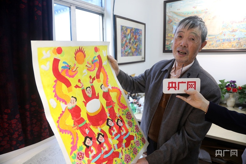在嘉兴市秀洲区胜丰村，坚持农民画创作20多年的张金泉介绍自己的作品（央广网记者 魏炜 摄）