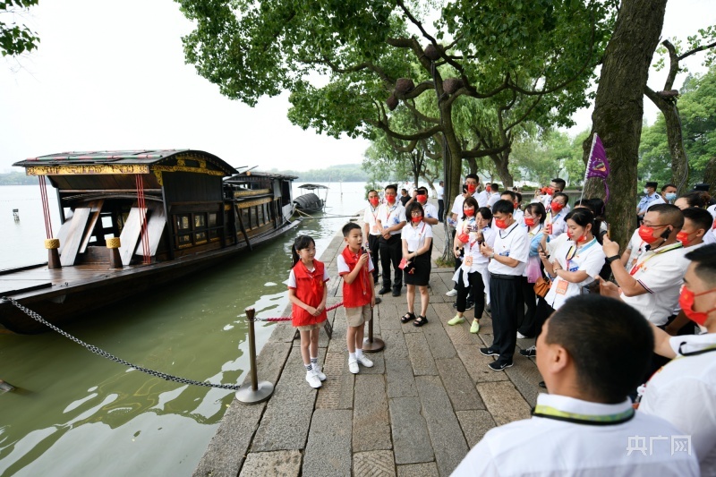 “小讲解”为参观南湖红船的游客们讲述“红船故事”（央广网发 王振宇 摄）