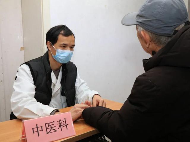 【汤医新闻】北京小汤山医院医疗专家团队赴北七家镇冠雅苑社区开展 “医心为民”义诊、宣教活动