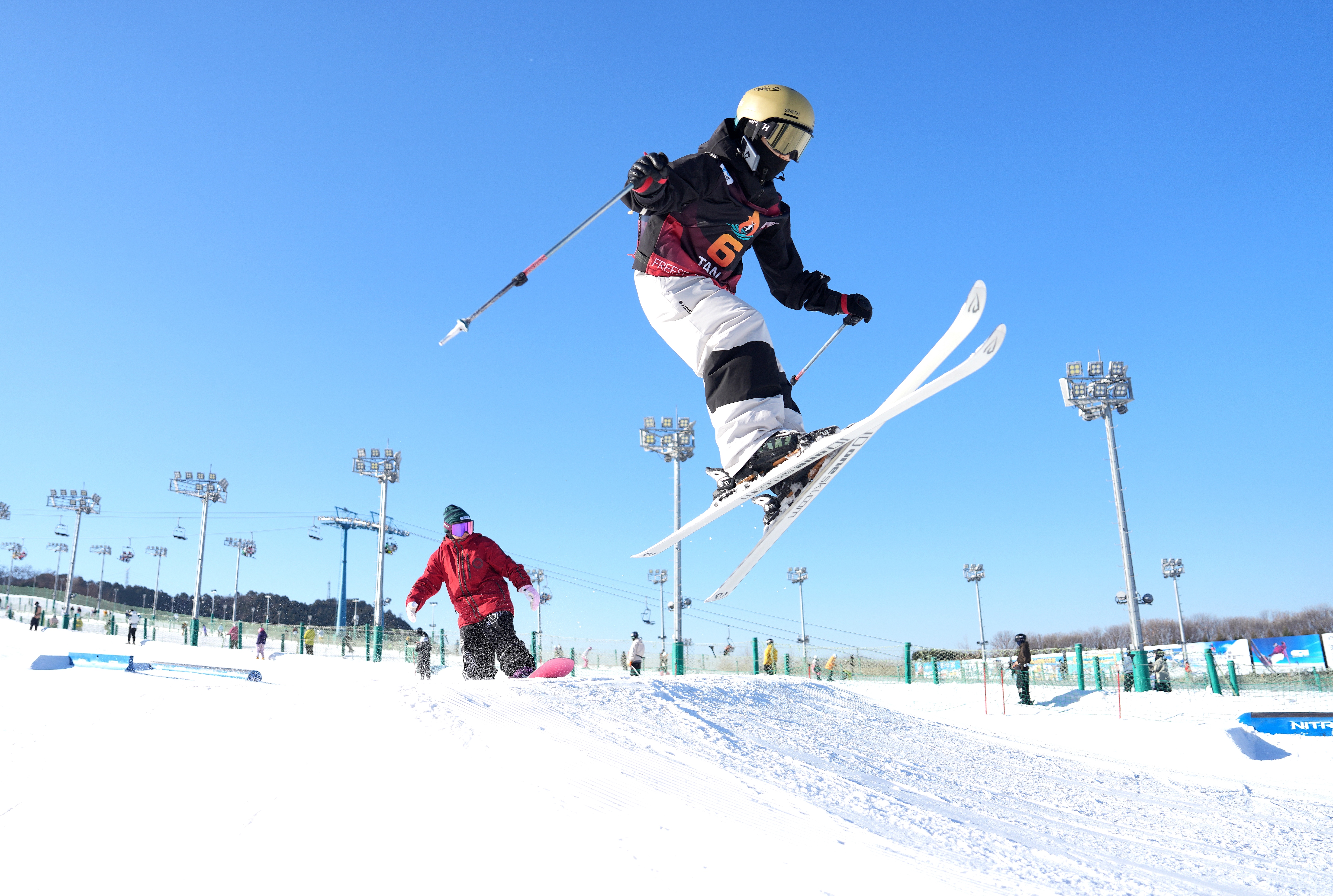 和冠欣251207-密云欢乐冰雪季启动4