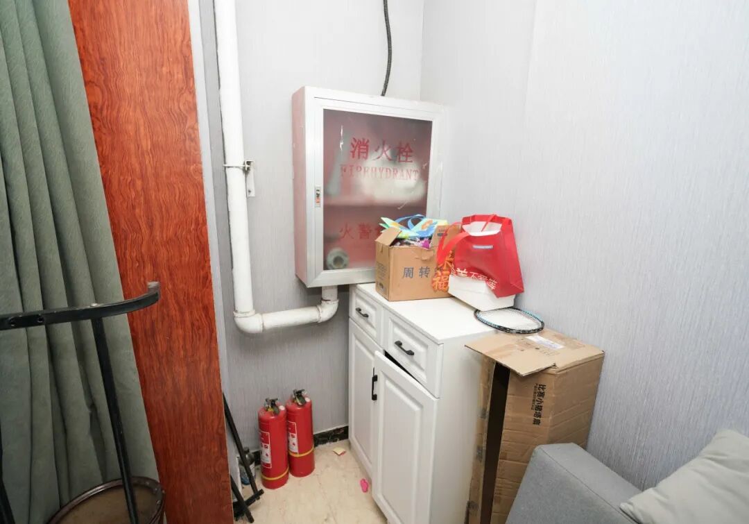 顺义消防依法查封一足疗店违规住人区域(图1)