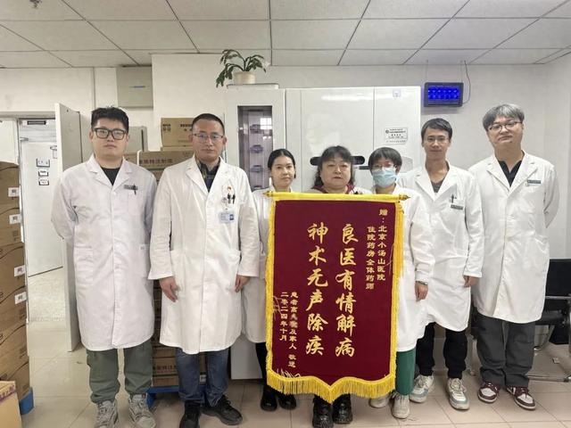 【汤医新闻】锦旗荣誉映衬专业服务,患者感言见证药师价值