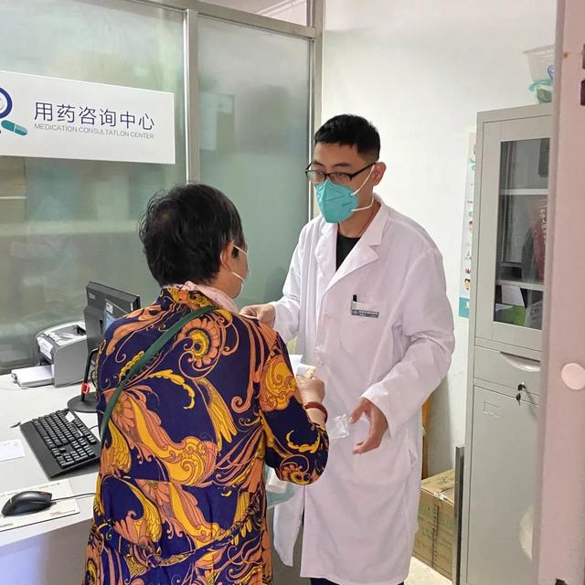 【汤医新闻】锦旗荣誉映衬专业服务,患者感言见证药师价值