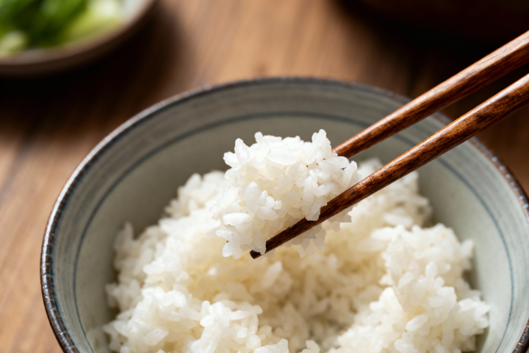 jimeng-2025-12-31-8366-真实照片,一碗米饭,筷子夹起米饭.png