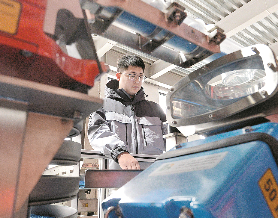 阿特钚锐秦皇岛科技有限公司工作人员正在调试设备。 图片