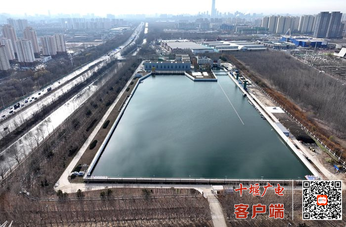 曹庄泵站的调节池犹如一个足球场的面积。（朱江于2024年12月10日航拍）_副本