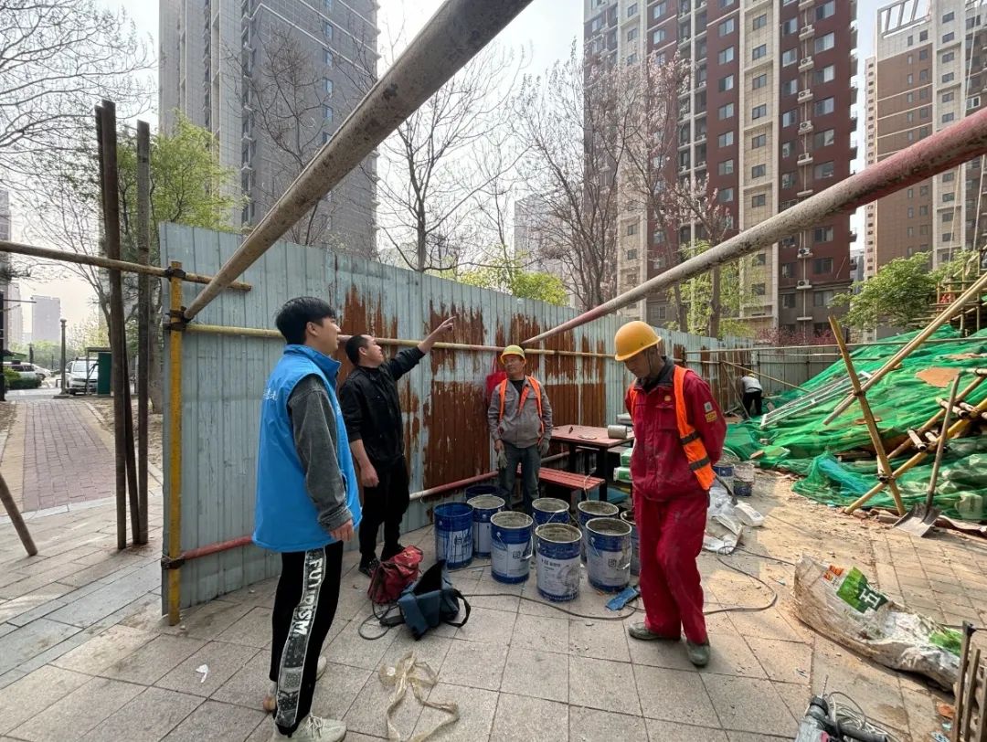 20250411瀛海家园二里 杨雪 社区“敲门行动”暖人心 (3).jpg