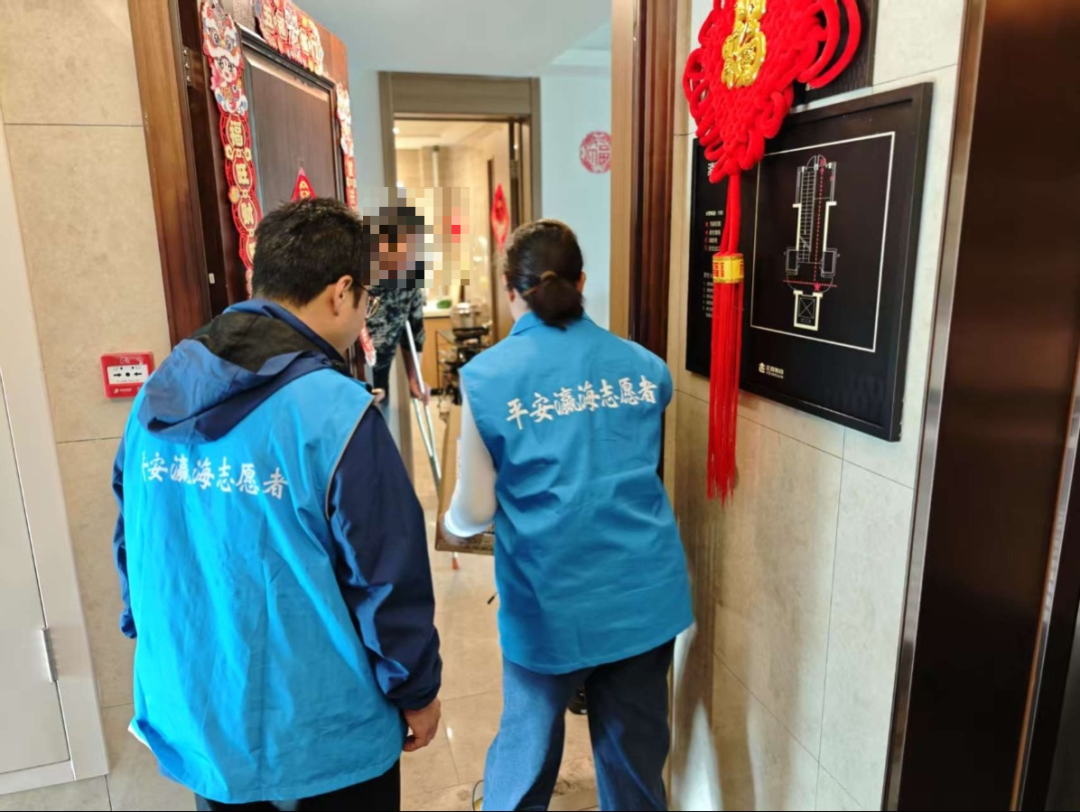 20250411瀛海家园二里 杨雪 社区“敲门行动”暖人心 (3).jpg