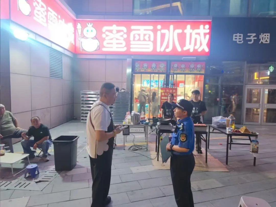林校路街道综合行政执法队：开展夏日环境秩序整治专项行动2025.06.20 (2).jpg