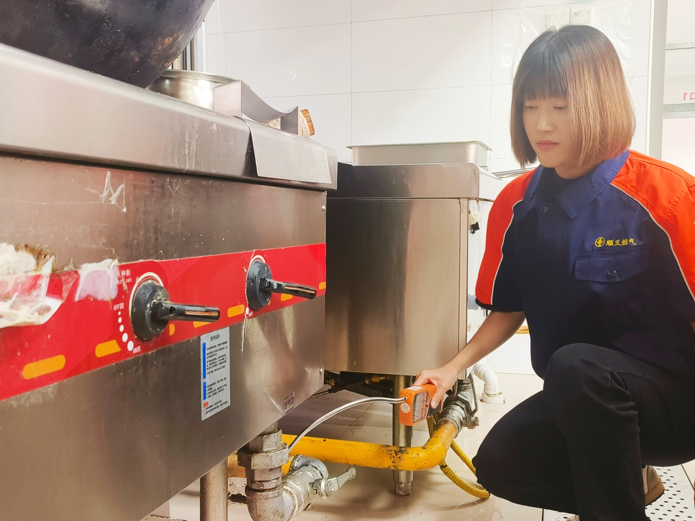 用户服务二部 工作人员重点对人流密集场所，进行燃气检查_副本.jpg