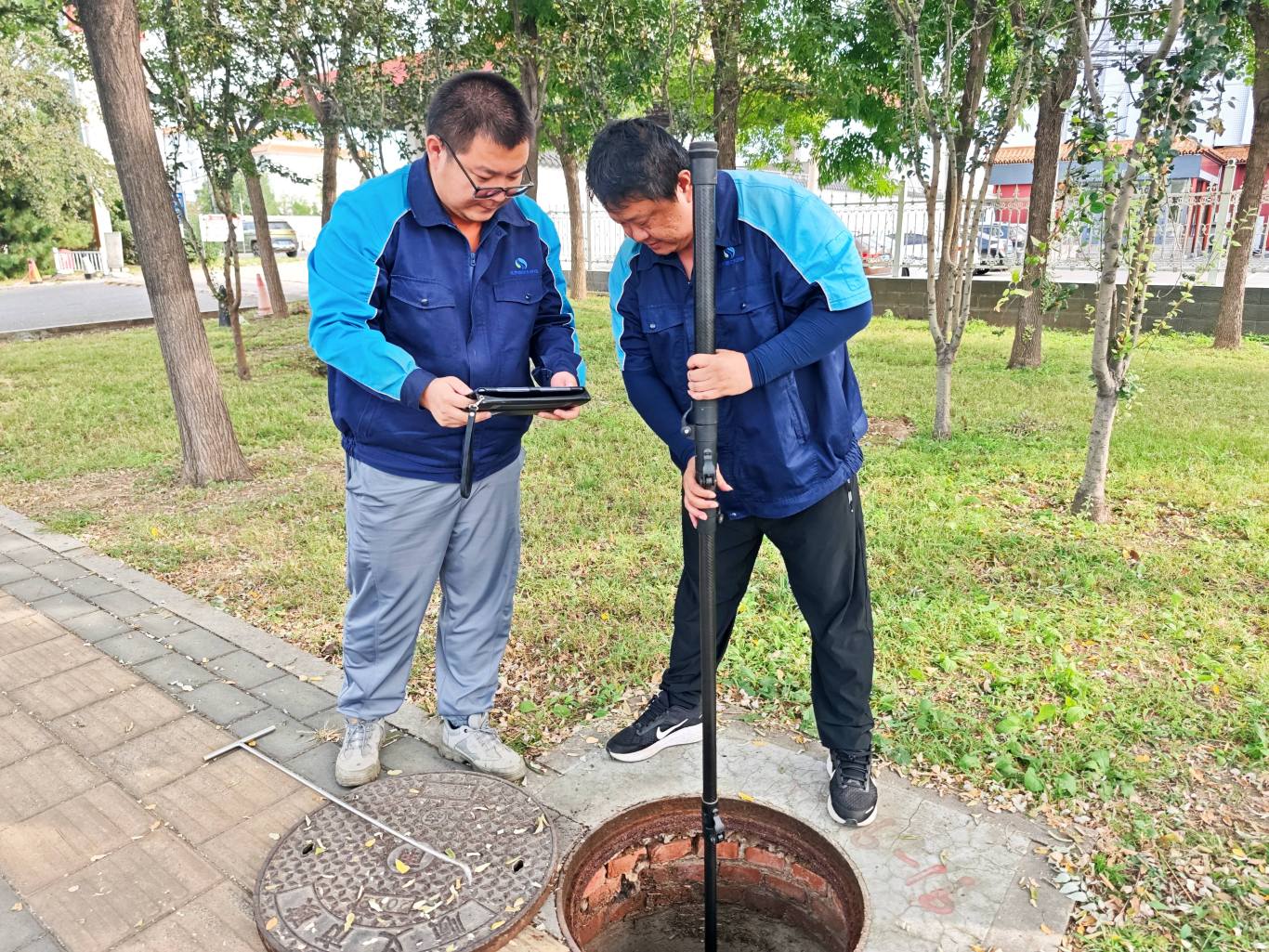 王小帆与屈金鹏在勘察雨水井_副本.jpg