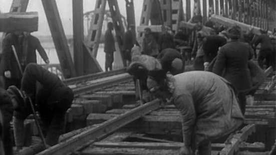 11-8第一集铁路工人抢修鸭绿江大桥