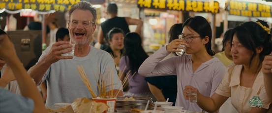 《不系之舟》剧照5 大山与开封的同学们