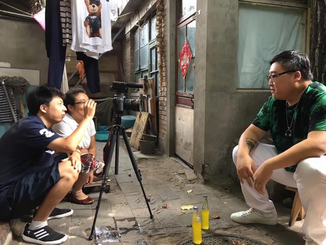 看看咱北京人多会玩 老少爷们大妞大婶自拍京味儿微电影找乐
