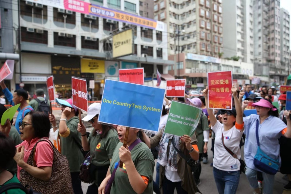 一群人在街道上游行描述已自动生成