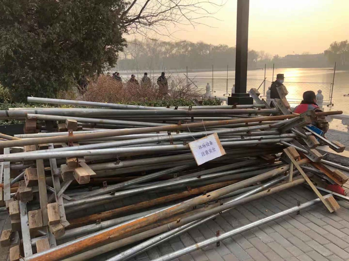 专治滑野冰!前后海将全域安装铁围栏