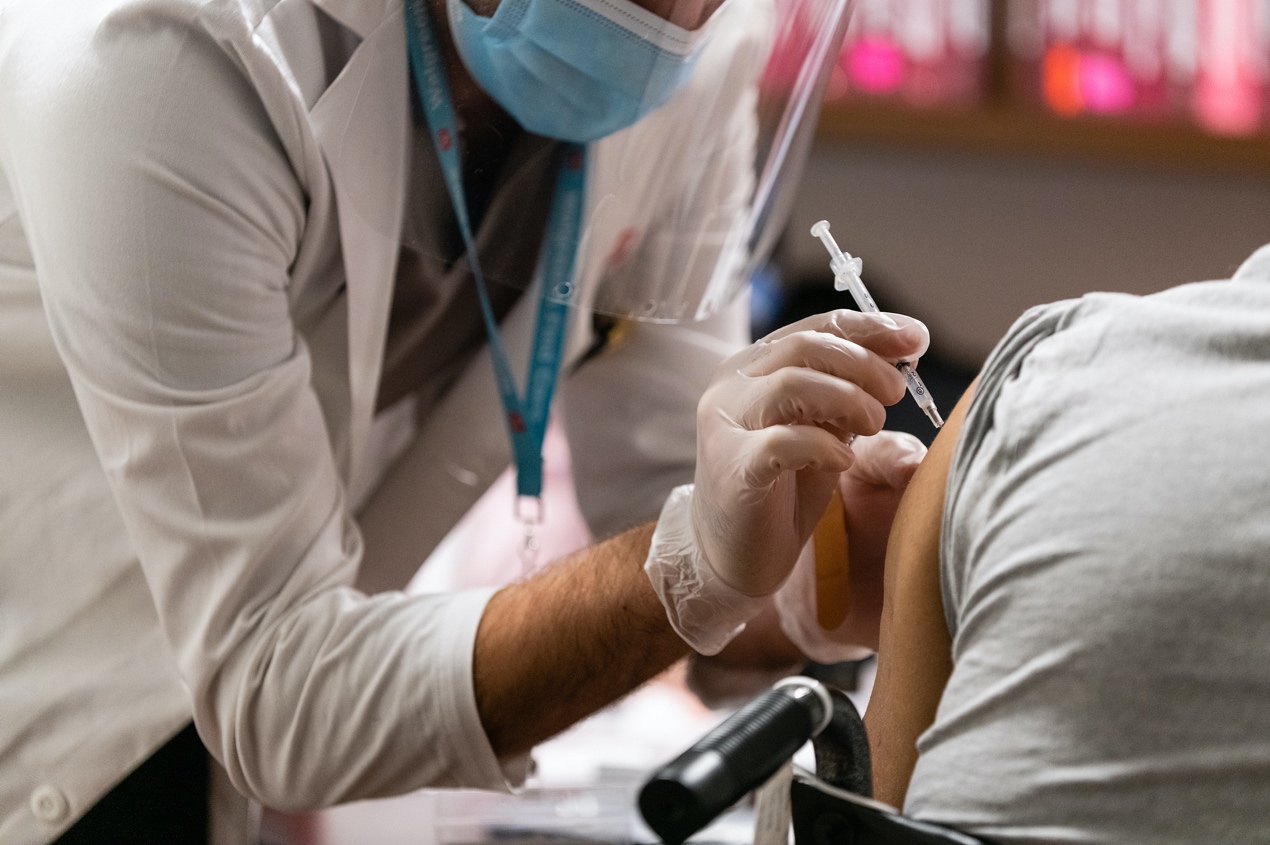 人在打电话描述已自动生成