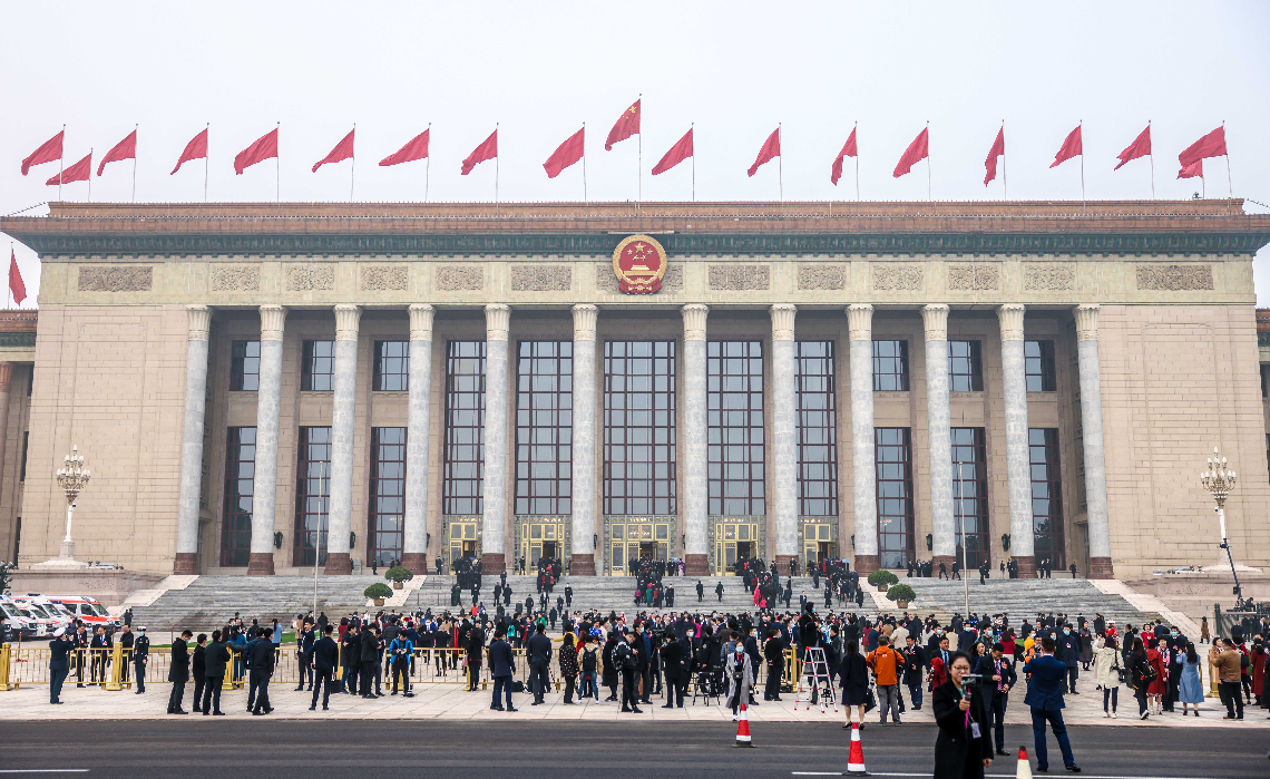 组图 | 代表委员们抵达天安门广场，步入人民大会堂