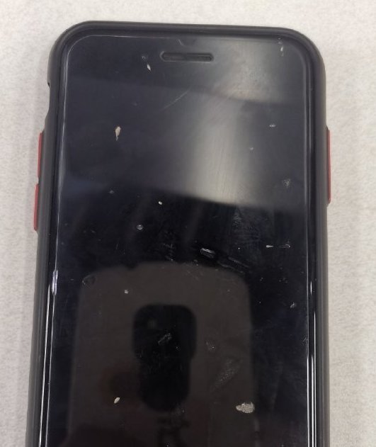 拍摄时遇到对流天气，水滴与沙尘混合落在手机上。