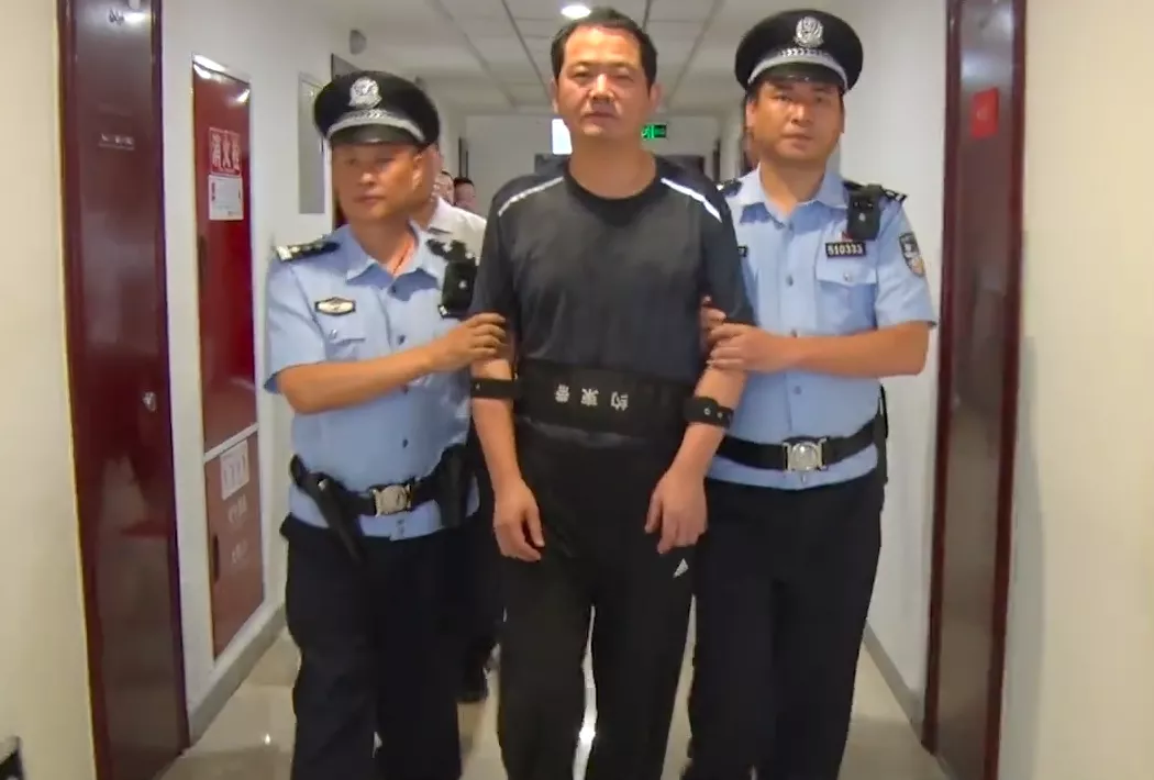 休闲会所里，县委书记一边唱歌喝酒，一边研究人事