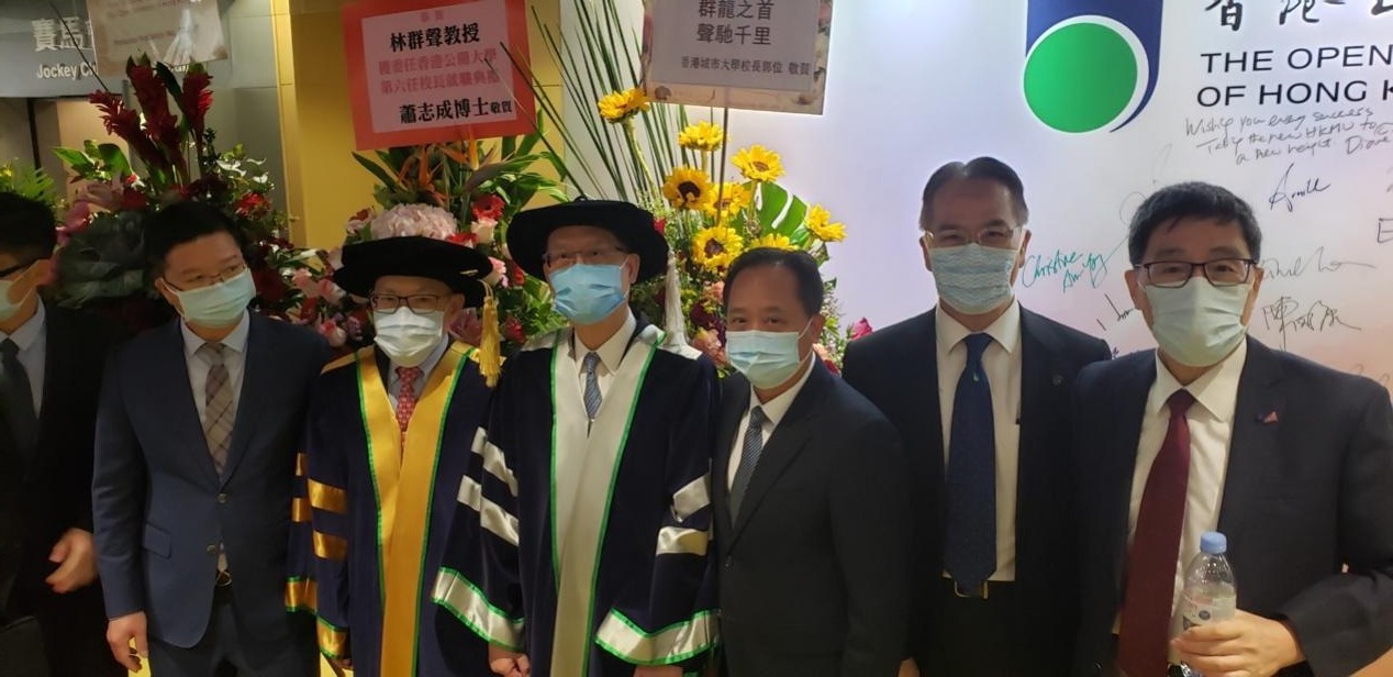 许多人站在一起描述已自动生成