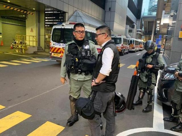 首次，香港警方发出实弹警告！新警务处长将上任