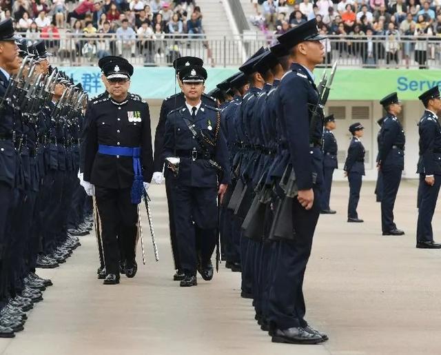 首次，香港警方发出实弹警告！新警务处长将上任